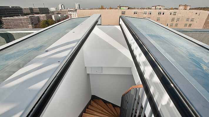Çatı çıkışı olarak düz çatı penceresi Comfort Duo